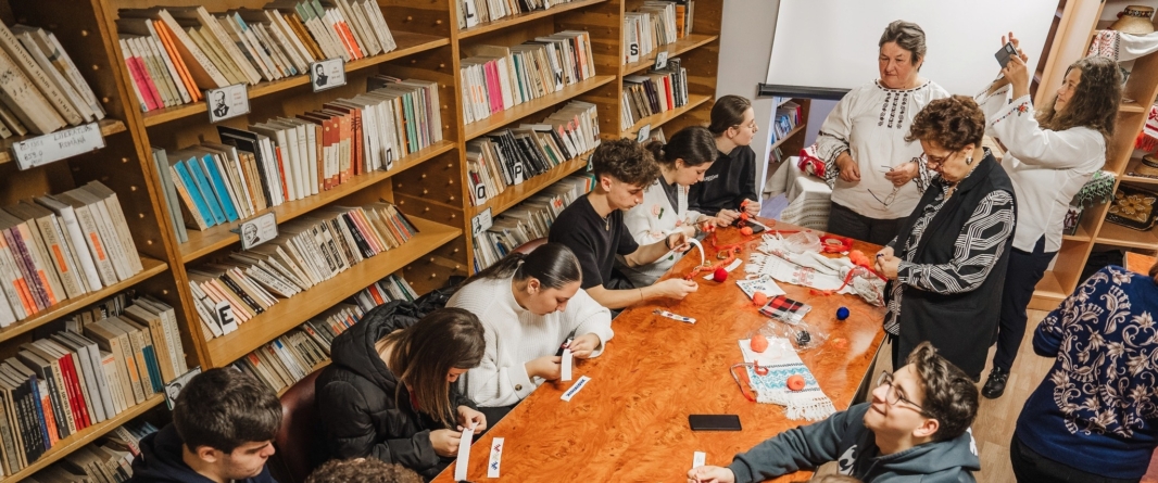 Elevii de la Liceul „Emil Racoviță” Baia Mare au descoperit tainele cusăturii tradiționale