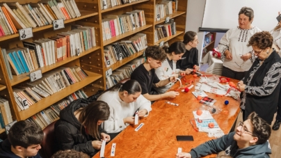 Elevii de la Liceul „Emil Racoviță” Baia Mare au descoperit tainele cusăturii tradiționale
