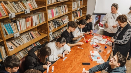 Elevii de la Liceul „Emil Racoviță” Baia Mare au descoperit tainele cusăturii tradiționale