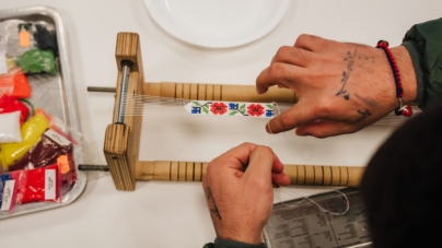 Meșteșug după gratii: Șapte tineri din Penitenciarul Baia Mare au descoperit arta tradițională