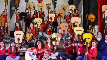 Trupa „Adrian Păunescu” a Liceului „Grigore C. Moisil” Târgu Lăpuș a participat la Programul cultural „România Guitar Day”