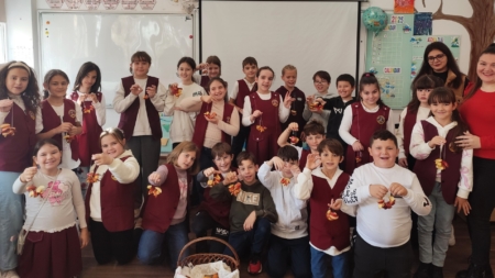 Atelier de înșirat poame pe ață pentru elevii de la „Nicolae Iorga”