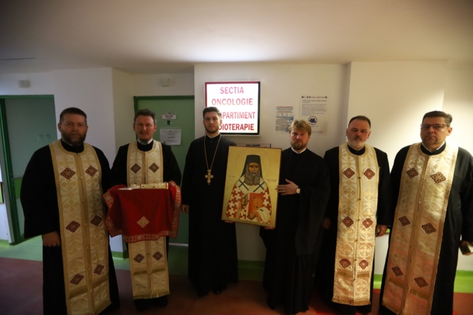 Moaștele Sfântului Nectarie au fost duse spre închinare la Spitalul Județean Baia Mare