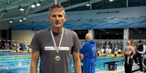 Cinci medalii, trei recorduri personale și multă pasiune – Octavian Stoica de la Flykick Team Baia Mare impresionează la Hodmezovasarhely