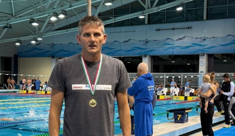 Cinci medalii, trei recorduri personale și multă pasiune – Octavian Stoica de la Flykick Team Baia Mare impresionează la Hodmezovasarhely