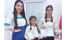 Elevele Raluca Chira și Sofia Dragoș de la Școala Populară de Artă Baia Mare, premiul I la Festivalului Interjudețean de Folclor „Dragu-mi-i Cântu’ și Jocu’”