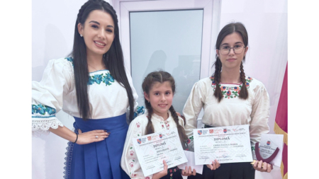 Elevele Raluca Chira și Sofia Dragoș de la Școala Populară de Artă Baia Mare, premiul I la Festivalului Interjudețean de Folclor „Dragu-mi-i Cântu’ și Jocu’”