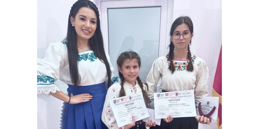 Elevele Raluca Chira și Sofia Dragoș de la Școala Populară de Artă Baia Mare, premiul I la Festivalului Interjudețean de Folclor „Dragu-mi-i Cântu’ și Jocu’”
