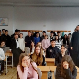 Părintele Protopop Dinu Horațiu Brici, în mijlocul tinerilor de la Liceul „Bogdan Vodă” din Vișeu de Sus