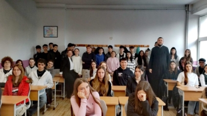 Părintele Protopop Dinu Horațiu Brici, în mijlocul tinerilor de la Liceul „Bogdan Vodă” din Vișeu de Sus