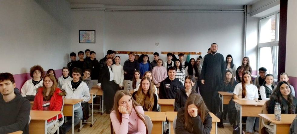 Părintele Protopop Dinu Horațiu Brici, în mijlocul tinerilor de la Liceul „Bogdan Vodă” din Vișeu de Sus