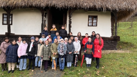 Elevii de la Școala Gimnazială „Nichita Stănescu” Baia Mare, călătorie prin Satul de pe Dealul Florilor