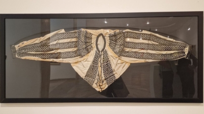 Ia Elisabetei Rizea, piesă emblematică a Memorialului Sighet, prezentă în expoziția „România – reprezentarea identitară a portului popular în artă”