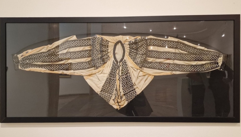 Ia Elisabetei Rizea, piesă emblematică a Memorialului Sighet, prezentă în expoziția „România – reprezentarea identitară a portului popular în artă”