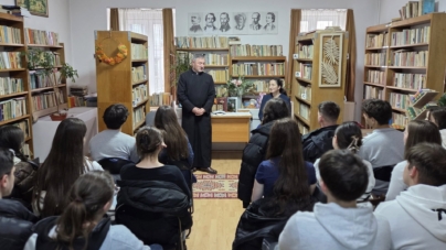 Preotul Iulian Szerasz, în dialog cu elevii clasei a X-a de la Liceul Teoretic „Bogdan Vodă” Vișeu de Sus