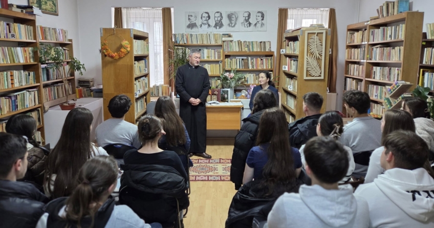Preotul Iulian Szerasz, în dialog cu elevii clasei a X-a de la Liceul Teoretic „Bogdan Vodă” Vișeu de Sus