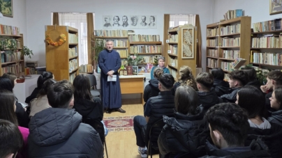 Părintele Iulian Szerasz, la discuții cu elevii Liceul Teoretic „Bogdan Vodă” Vișeu de Sus