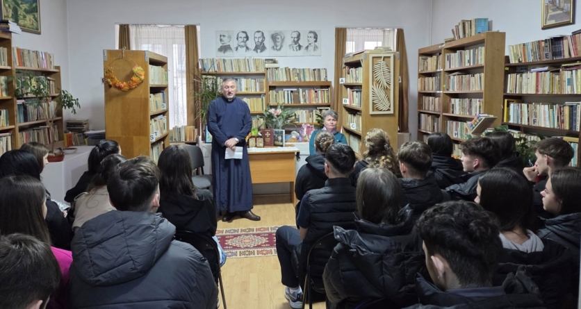 Părintele Iulian Szerasz, la discuții cu elevii Liceul Teoretic „Bogdan Vodă” Vișeu de Sus