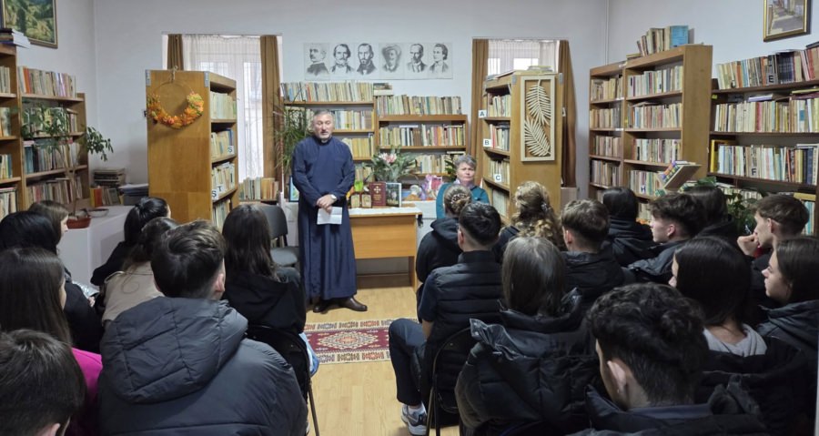 Părintele Iulian Szerasz, la discuții cu elevii Liceul Teoretic „Bogdan Vodă” Vișeu de Sus