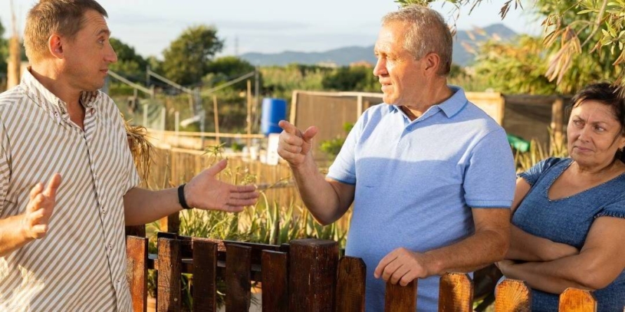 Conflictul dintre vecini și legea liniei de hotar