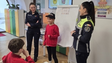 Vizită a polițiștilor la Școala Internațională Baia Mare
