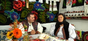 Denis Năsui a lansat primul episod al podcastului „La o vorbă cu Denis prin Maramureș” – bunica sa, primul invitat