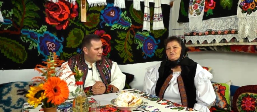 Denis Năsui a lansat primul episod al podcastului „La o vorbă cu Denis prin Maramureș” – bunica sa, primul invitat