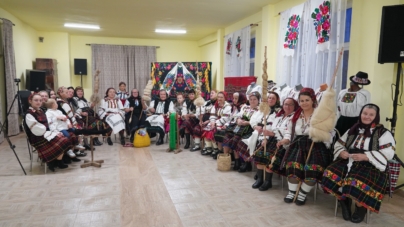 Grupul tradițional „Zestrea” din Rogoz a sărbătorit un an de activitate artistică printr-un eveniment deosebit – șezătoare și joc ca pe vremuri