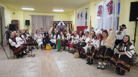 Grupul tradițional „Zestrea” din Rogoz a sărbătorit un an de activitate artistică printr-un eveniment deosebit – șezătoare și joc ca pe vremuri