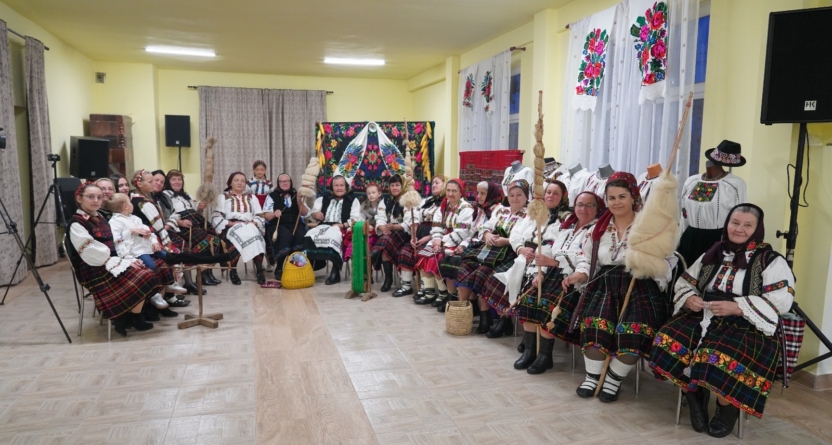 Grupul tradițional „Zestrea” din Rogoz a sărbătorit un an de activitate artistică printr-un eveniment deosebit – șezătoare și joc ca pe vremuri