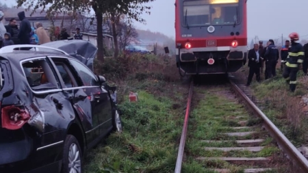 Mașină lovită de tren la Țicău