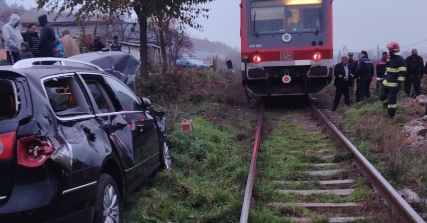 Mașină lovită de tren la Țicău