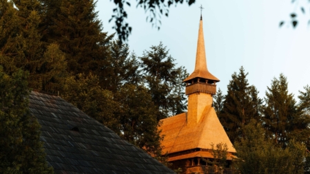 Proiectul restaurării bisericii de lemn din Muzeul Satului Maramureșean a fost finalizat
