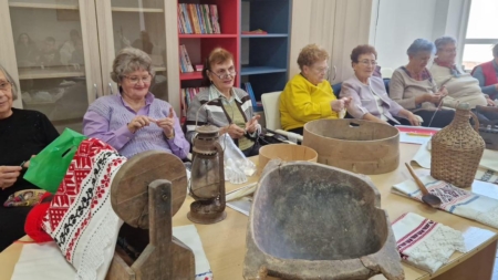 Senioarele de la Centrul CASPEV din Baia Mare se pregătesc de șezătoare!