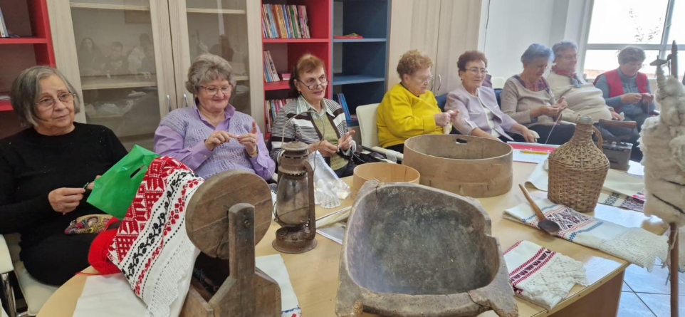 Senioarele de la Centrul CASPEV din Baia Mare se pregătesc de șezătoare!