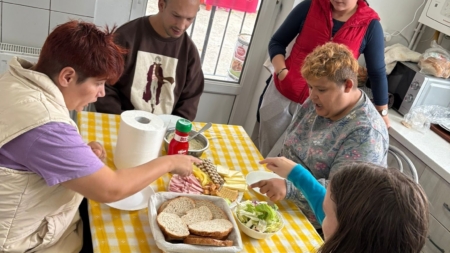 Ziua Internațională a Sandwichului a fost celebrată prin activități gastronomice de către rezidenții de la Centrul de Îngrijire și Asistență „Pinocchio” de la Cărbunari