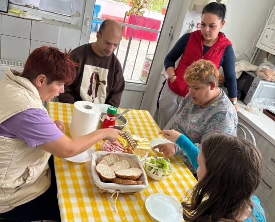 Ziua Internațională a Sandwichului a fost celebrată prin activități gastronomice de către rezidenții de la Centrul de Îngrijire și Asistență „Pinocchio” de la Cărbunari