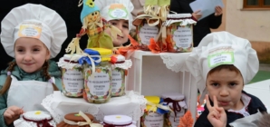 Concursul culinar „Cel mai colorat borcan” aflat la ediția a III-a a reunit numeroși elevi și preșcolari maramureșeni la Seini