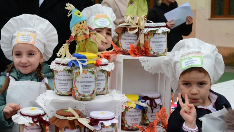 Concursul culinar „Cel mai colorat borcan” aflat la ediția a III-a a reunit numeroși elevi și preșcolari maramureșeni la Seini