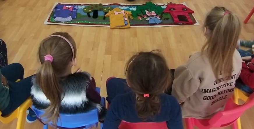 ”Covorul povestitor” pentru copii, mămici și tătici