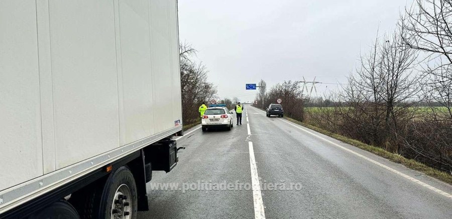 Transport de 4,5 tone de încălțăminte uzată care ar fi urmat să ajungă în Baia Mare, oprit de polițiștii de frontieră