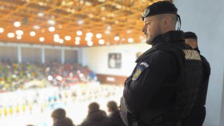 Jandarmii, prezenți atât în Sala polivalentă, cât și în apropierea ei la meciul dintre Minaur și Slovan