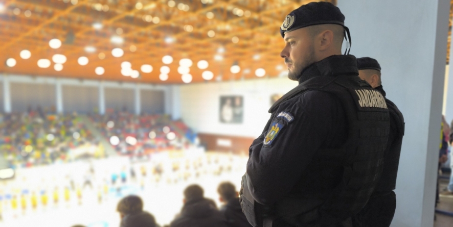 Jandarmii, prezenți atât în Sala polivalentă, cât și în apropierea ei la meciul dintre Minaur și Slovan
