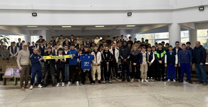 Jucătorii de la CS Minaur, în vizită la Școala „Dimitrie Cantemir”