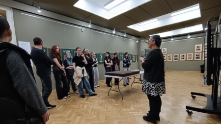 „Dialoguri vizuale, interacțiuni- comori în depozitul de grafică”: Muzeul Județean de Artă i-a primit în vizită pe elevii de la Colegiul de Arte din Baia Mare