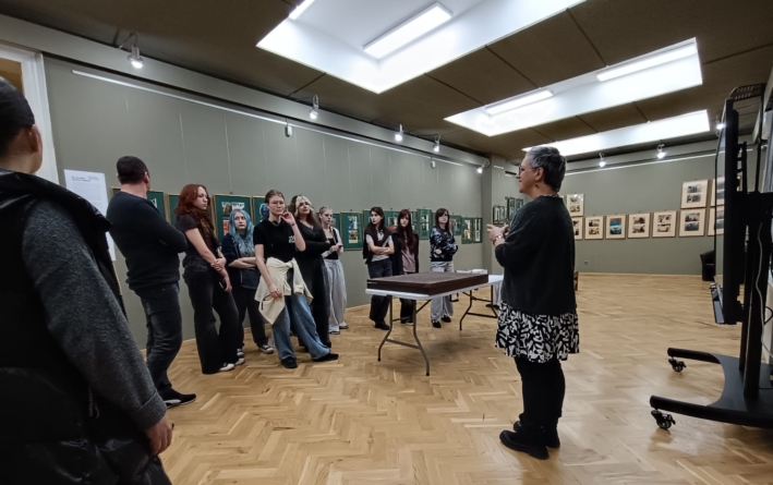 „Dialoguri vizuale, interacțiuni- comori în depozitul de grafică”: Muzeul Județean de Artă i-a primit în vizită pe elevii de la Colegiul de Arte din Baia Mare