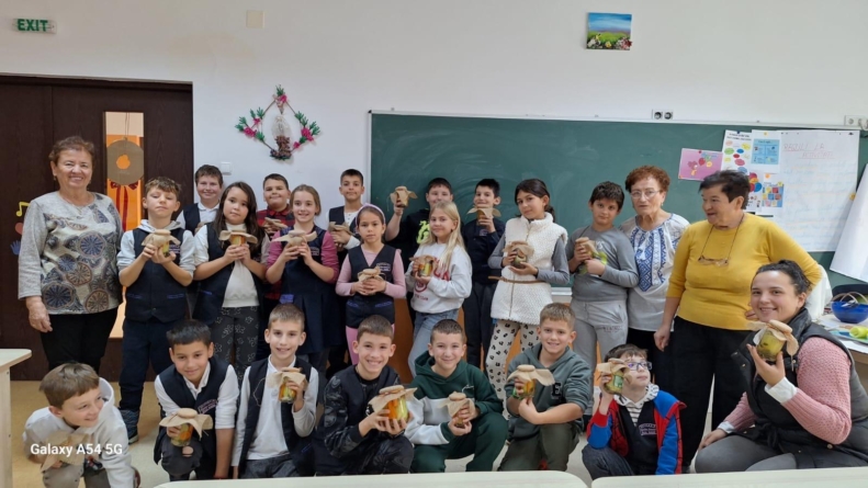 Elevii au învățat să pregătească murături, ca în cămara bunicii