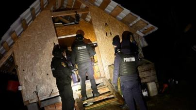 Percheziție în Budești într-un dosar de înșelăciune