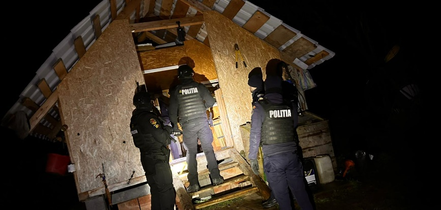 Percheziție în Budești într-un dosar de înșelăciune