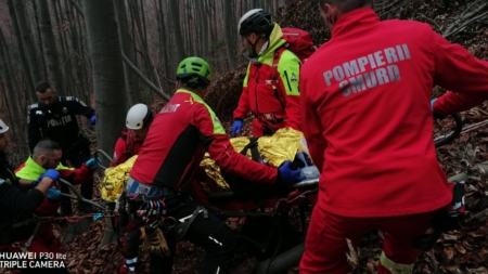 Intervenție a salvamontiștilor în sprijinul unui bărbat rănit, într-o zonă greu accesibilă